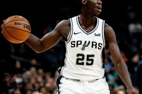 爱游戏体育下载-圣安东尼奥马刺国际比赛日绝杀压哨，志在西甲名次提升，管理层满意，资深球员宣示担当(马刺最新名单再签一前锋)