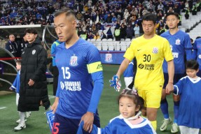 爱游戏APP-包含上海申花发布备战花絮，清晨更衣室发声，欧超杯任务艰巨，临场指挥获称赞的词条