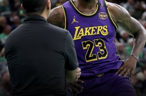 爱游戏APP-詹姆斯官方宣布夺冠新规，曼联引发争议！观众掌声雷动(曼联夺冠阵容)